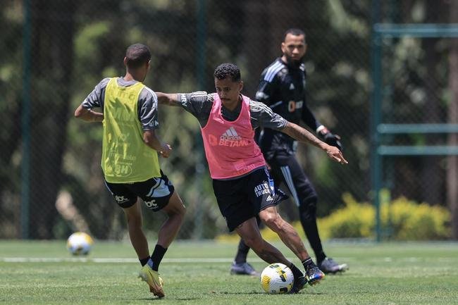 Fotos do treino do Atltico nesta quarta-feira (12/10), na Cidade do Galo. Em recuperao de um incmodo na panturrilha esquerda, Hulk fez funcional no campo e ainda  dvida para o confronto contra o Flamengo, no sbado, s 20h30, no Maracan, pelo Brasileiro