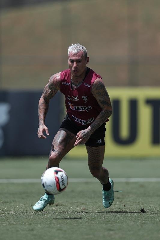 Com seriedade, mas tambm descontrao, o Atltico treinou sob sol forte na manh desta sexta-feira (21), na Cidade do Galo, em Vespasiano. Este foi o quinto dia de pr-temporada para o clube mineiro em 2022, sob o comando do tcnico argentino Antonio 'El Turco' Mohamed. Novas baixas, o volante Allan e o atacante Keno testaram positivo para COVID-19 e no participaram das atividades (ambos cumprem perodo de sete dias de isolamento social).