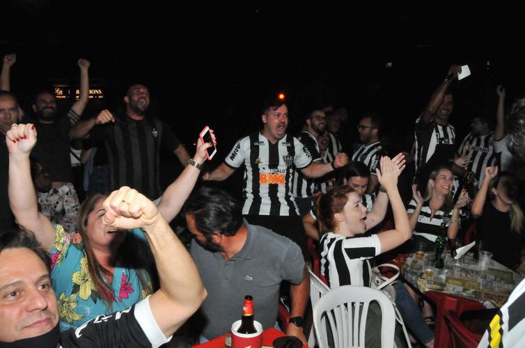 Torcedores do Galo comemoram classificao  final da Copa do Brasil no Bar do Salomo, tradicional reduto atleticano de Belo Horizonte