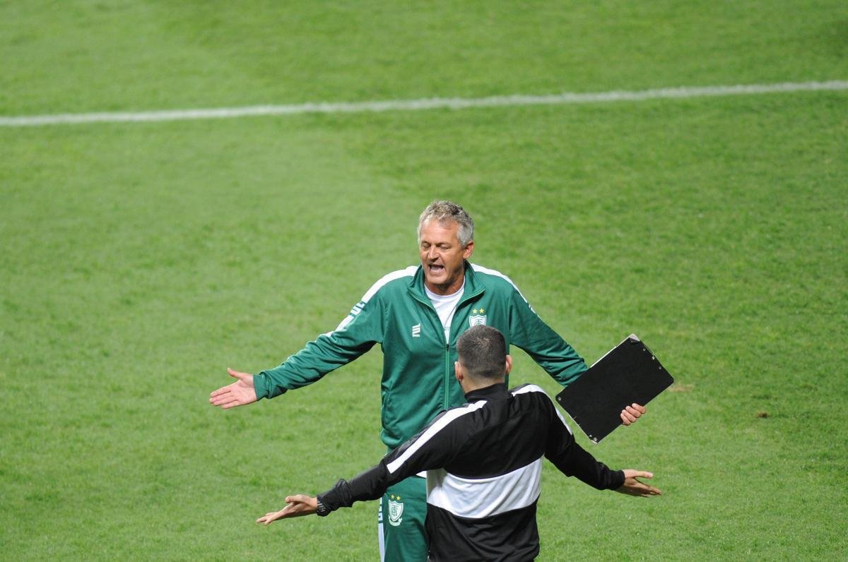 Gol de pnalti de Rodolfo deu ao Amrica o empate por 1 a 1 com o Corinthians e selou a classificao histrica s quartas de final da Copa do Brasil. Veja a festa do tcnico Lisca e dos jogadores no gramado do Independncia