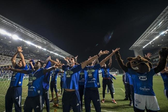 Time de vôlei do Cruzeiro festeja conquista da Superliga nas ruas e no estádio