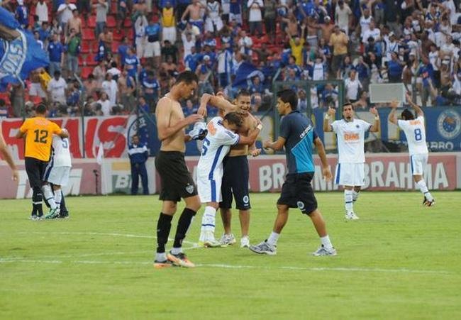 Atletas celestes vibraram com vitria e permanncia na Srie A