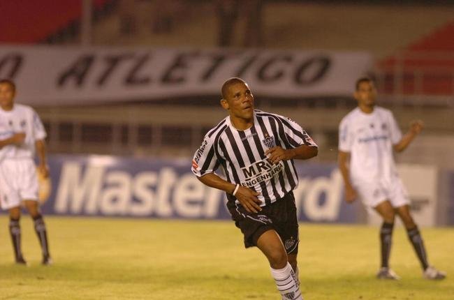 U�slei - O atacante estreou como titular pelo Atl�tico no Campeonato Brasileiro de 2005, contra o Santos, no Mineir�o. Ele marcou o segundo gol da vit�ria por 3 a 0.