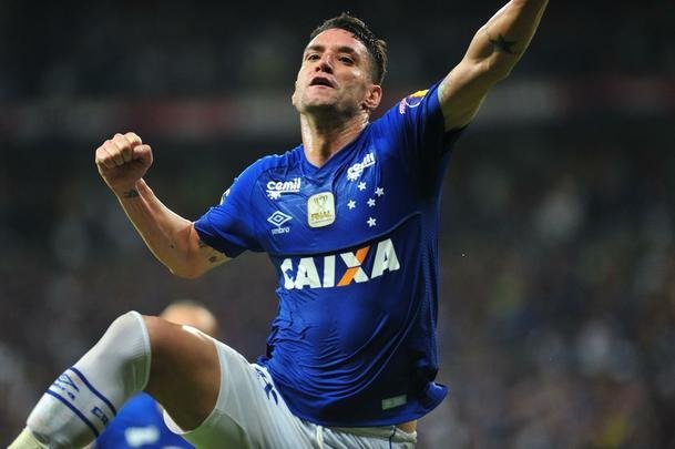Cruzeiro conseguiu abrir vantagem de 1 a 0 no fim do primeiro tempo, com gol de cabea de Thiago Neves