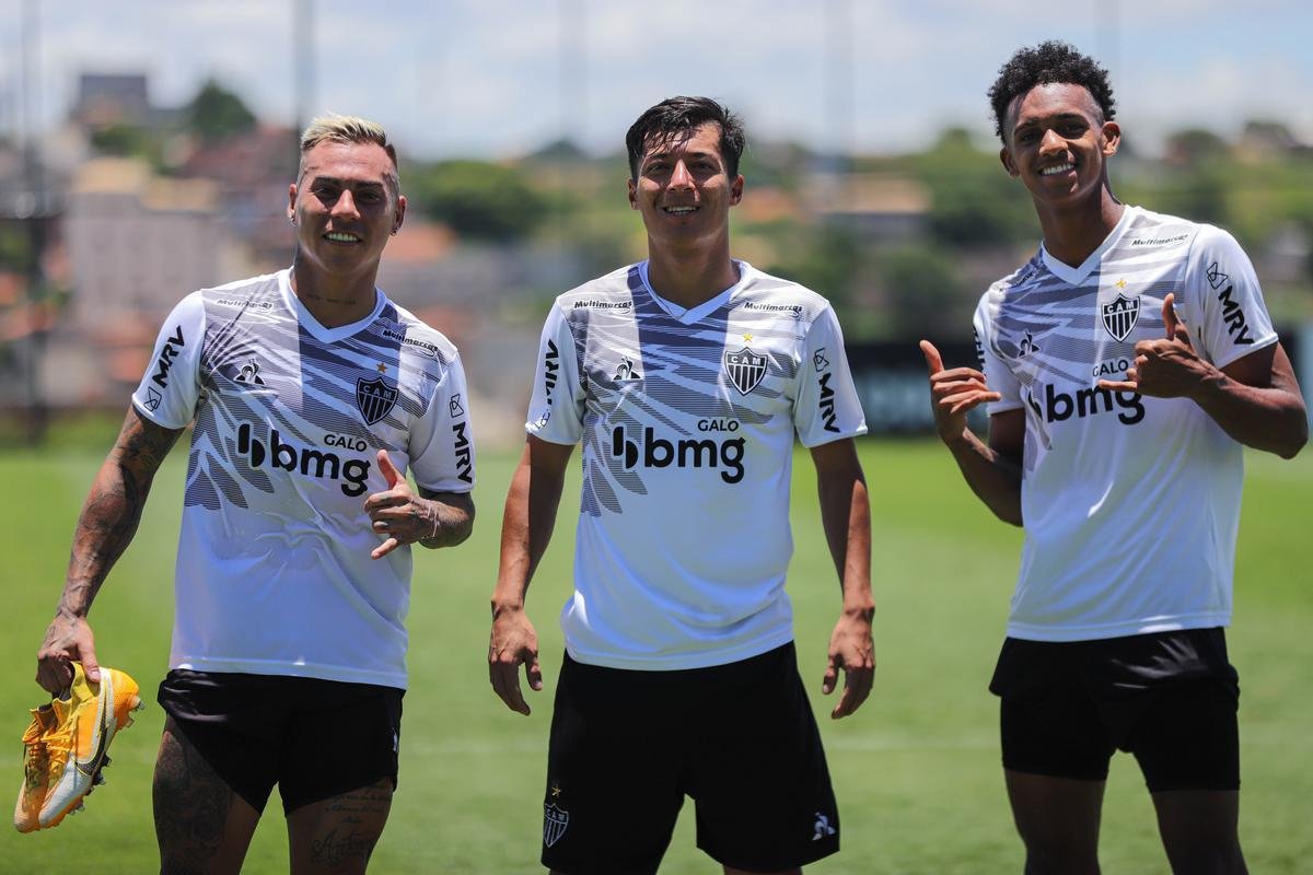 Atlético divulga fotos do novo uniforme de treino