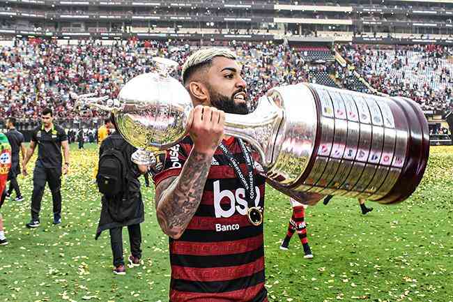 Gabigol com a cobiada taa da Libertadores em 2019