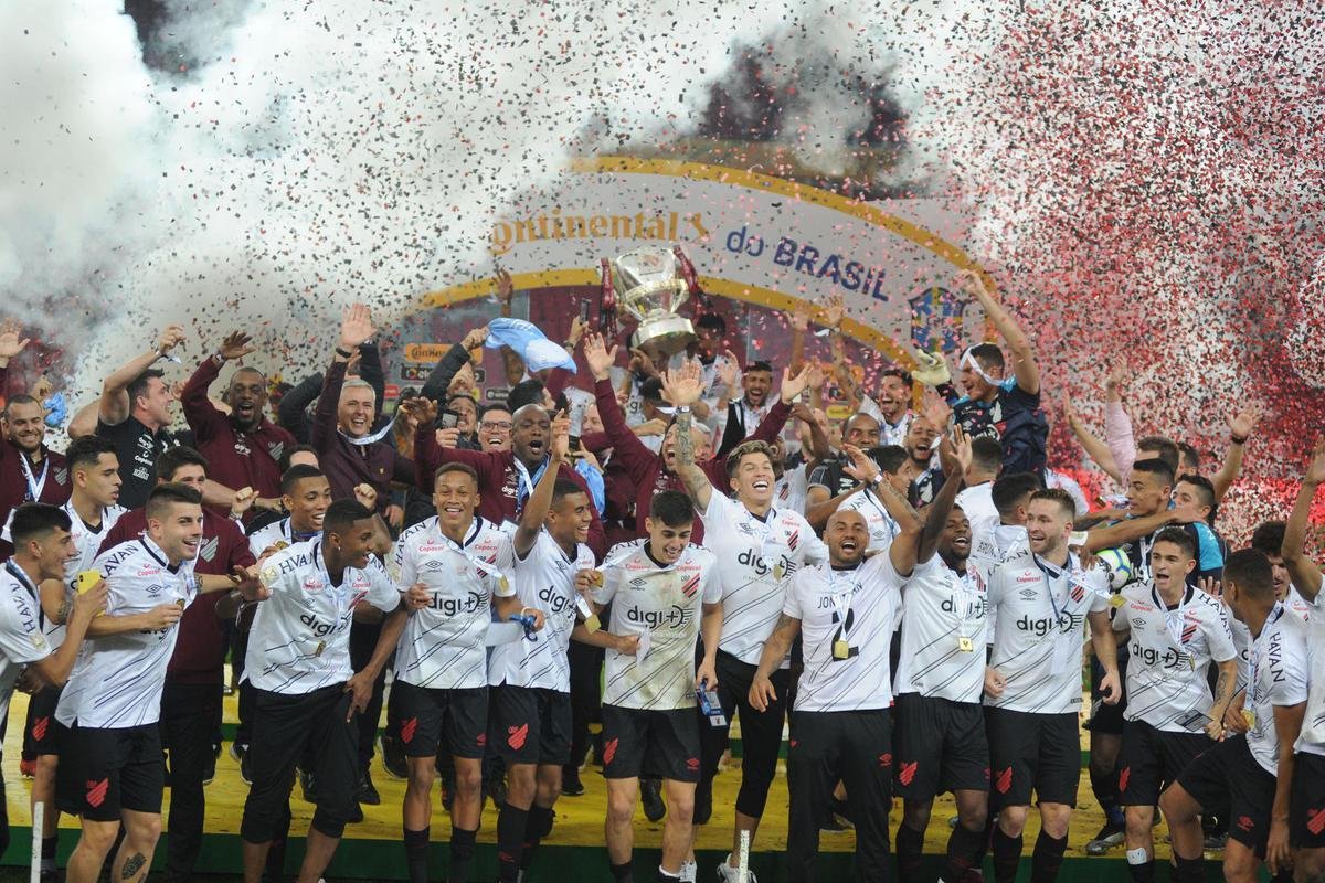 12 - Athletico-PR (dois ttulos) - um Campeonato Brasileiro (2001) e uma Copa do Brasil (2019)