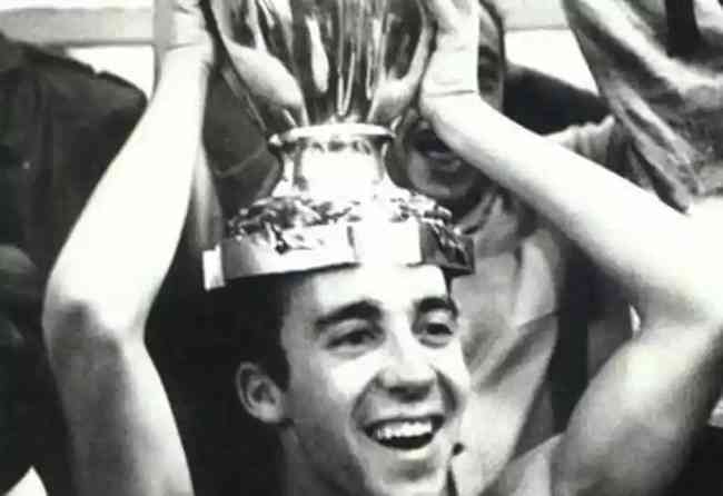 Tosto fez parte do time que surpreendeu o mundo ao vencer o Santos de Pel na final da Taa Brasil de 1966