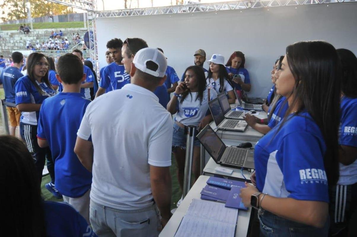 Caravana do Cruzeiro em Conselheiro Lafaiete, com a presena de Ronaldo Fenmeno. Milhares de torcedores cruzeirenses compareceram ao Parque de Exposies Tancredo Neves para prestigiar o evento oficial do clube