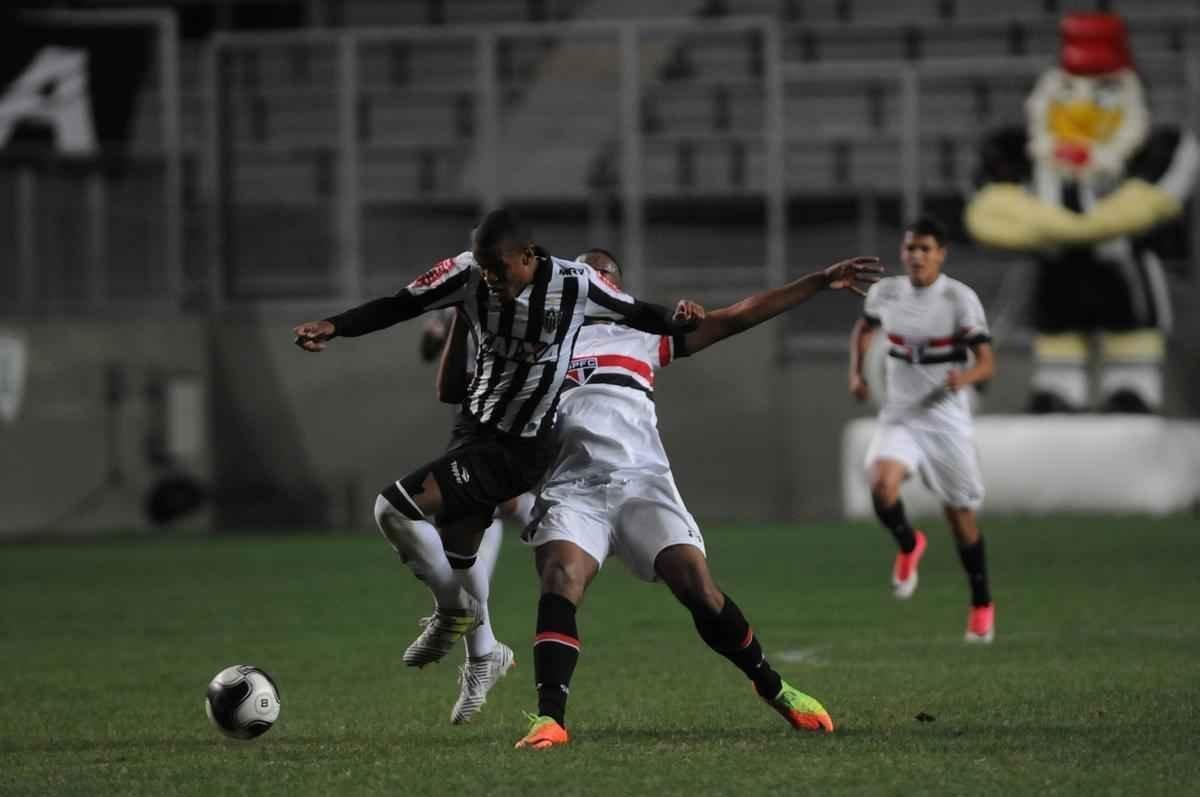 Galinho  goleado pelo So Paulo por 4 a 1, no Independncia, nas semifinais da Taa BH Sub-17