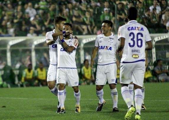 Cruzeiro visitou a Chape na Arena Cond e arrancou vitria por 2 a 1 pelo Brasileiro