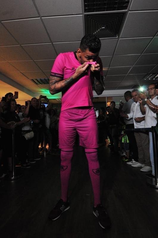 Coleção de uniformes do América da temporada 2019. Clube adotou marca própria, a Sparta. Por isso, desfile na loja do clube, no shopping Boulevard, em BH, foi ao estilo espartano