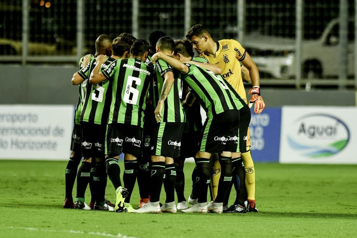 Fotos do primeiro tempo do duelo entre Amrica e Guarani, no Independncia, pela 11 rodada do Mineiro