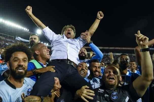 Capito Pedro Geromel ergueu a taa do Grmio em mais uma conquista continental