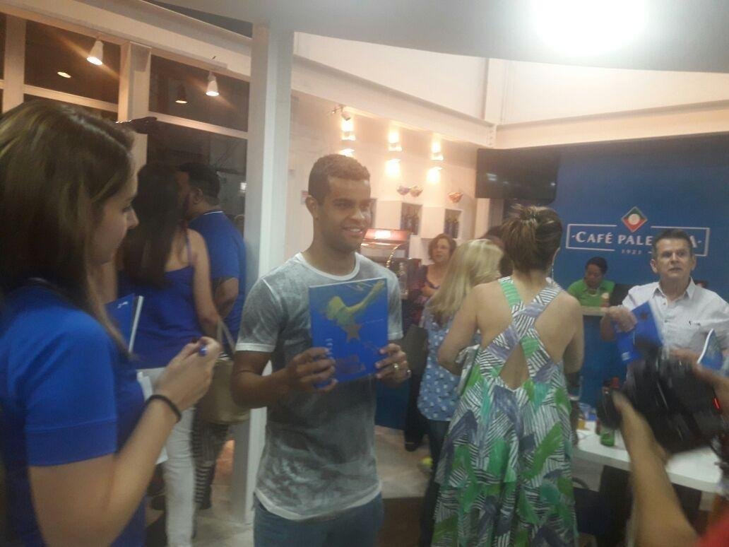 Zagueiro Leo lanou no Barro Preto o livro A Quinta Estrela, sobre o penta da Copa do Brasil. Atacante Alisson prestigiou evento.