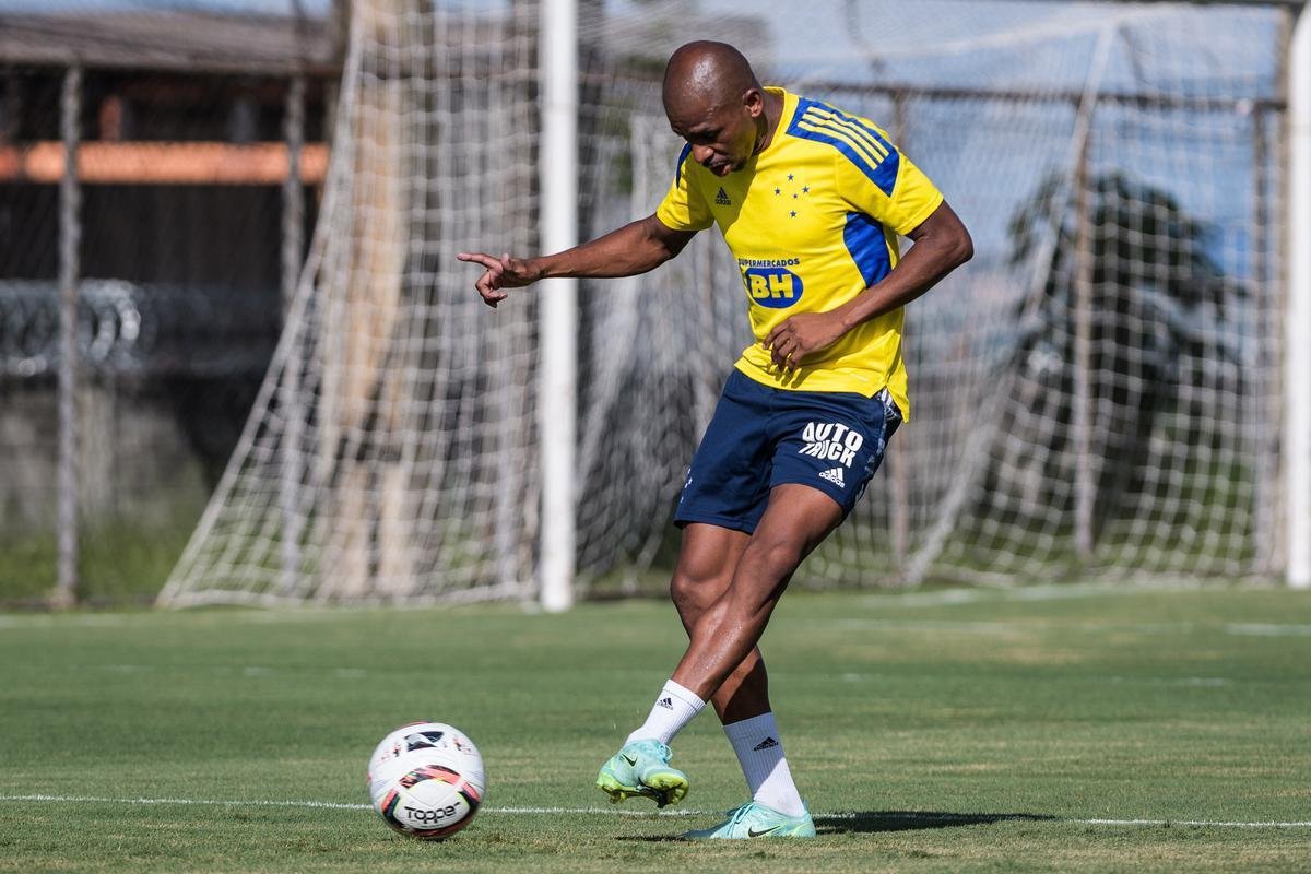 O atacante Waguininho, do Cruzeiro, venceu Felipe Azevedo, do Amrica: 75% a 25%