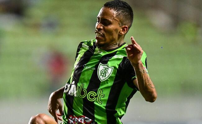 Atacante Paulinho Boia em partida pelo Amrica, na Copa Libertadores