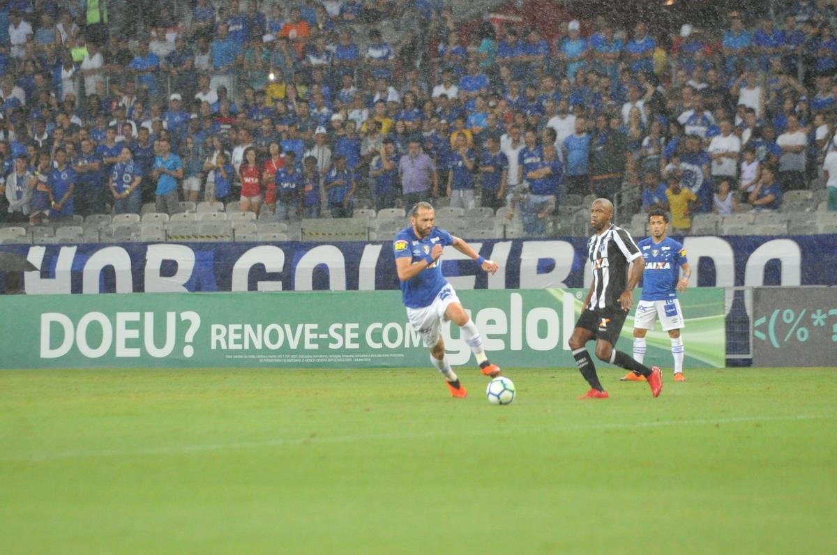 Fotos de Cruzeiro x Cear, no Mineiro, em jogo atrasado da 27 rodada do Brasileiro