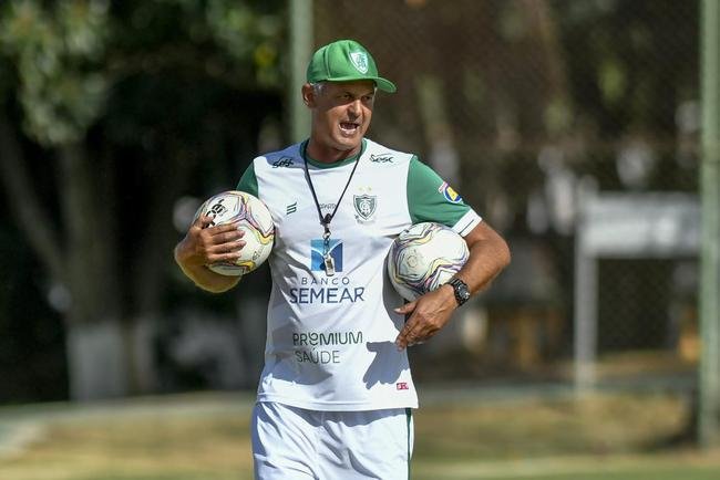 Dos dias 26 a 28 de janeiro, o Amrica realizou atividades totalmente voltadas ao confronto contra o Ava, pela 38 rodada da Srie B do Campeonato Brasileiro. Nesta sexta-feira (29), s 21h30, Coelho e Leo da Ilha se enfrentam no Independncia, em Belo Horizonte. A partida pode selar um indito tricampeonato do Amrica, que se isolaria como maior vencedor da competio. Alm disso, o elenco almeja a conquista para coroar uma temporada histrica, em que o clube foi semifinalista da Copa do Brasil.
