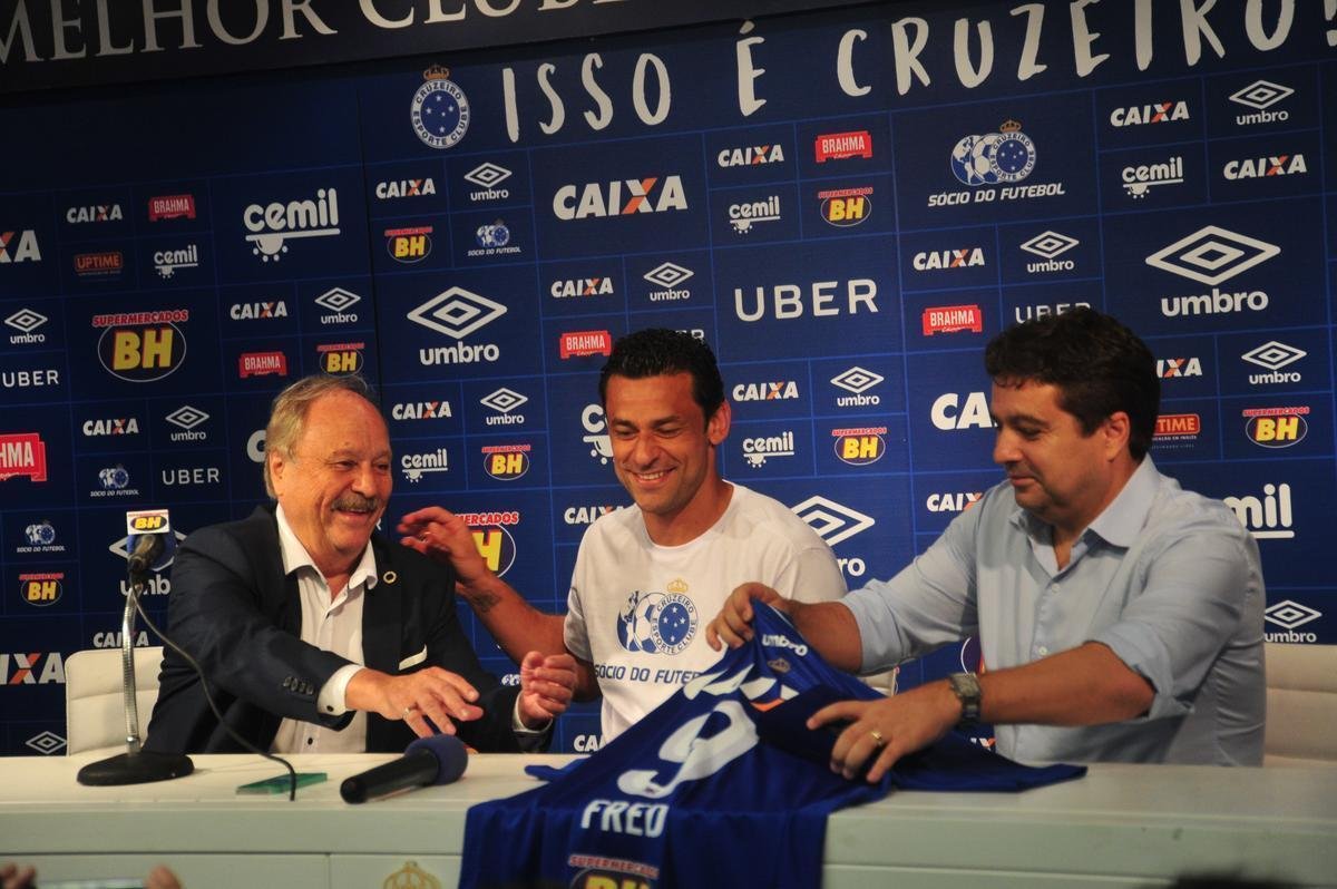 Fred foi apresentado no Cruzeiro pelo presidente Wagner Pires de S e pelo vice Itair Machado