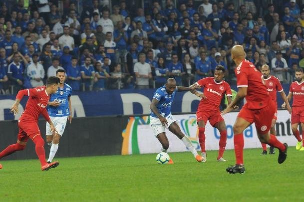 Fotos do primeiro tempo do duelo entre Cruzeiro e Internacional, no Mineiro, pela semifinal da Copa do Brasil