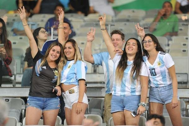 Torcedores na partida entre Argentina e Paraguai, no Mineiro, pela Copa Amrica