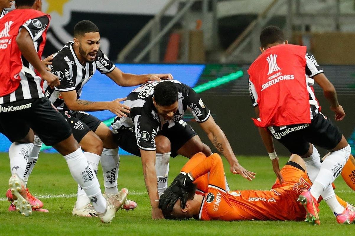 Goleiro Everson, do Atltico, foi heri na deciso por pnaltis contra o Boca Juniors ao defender duas cobranas e ao marcar o gol da classificao: 3 a 1 nas batidas alternadas aps 0 a 0 no tempo normal, no Mineiro.