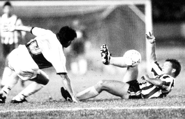 Copa Conmebol (1992) - O primeiro ttulo internacional da histria do Atltico foi conquistado em 23 de setembro de 1992. Naquele ano, o Galo decidiu o ttulo da Copa Conmebol com o Olmpia, do Paraguai. No jogo de ida, vitria alvinegra por 2 a 0, no Mineiro, com gols de Negrini. Na volta, a derrota por 1 a 0 no Defensores del Chaco no tirou a taa do Atltico, comandado pelo tcnico Procpio Cardoso