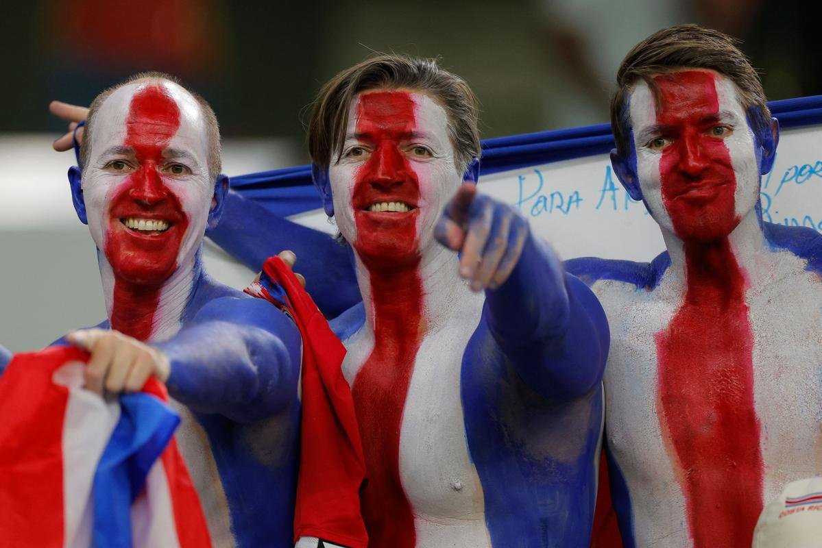 Torcedores de Espanha e Costa Rica no jogo pela Copa do Mundo.