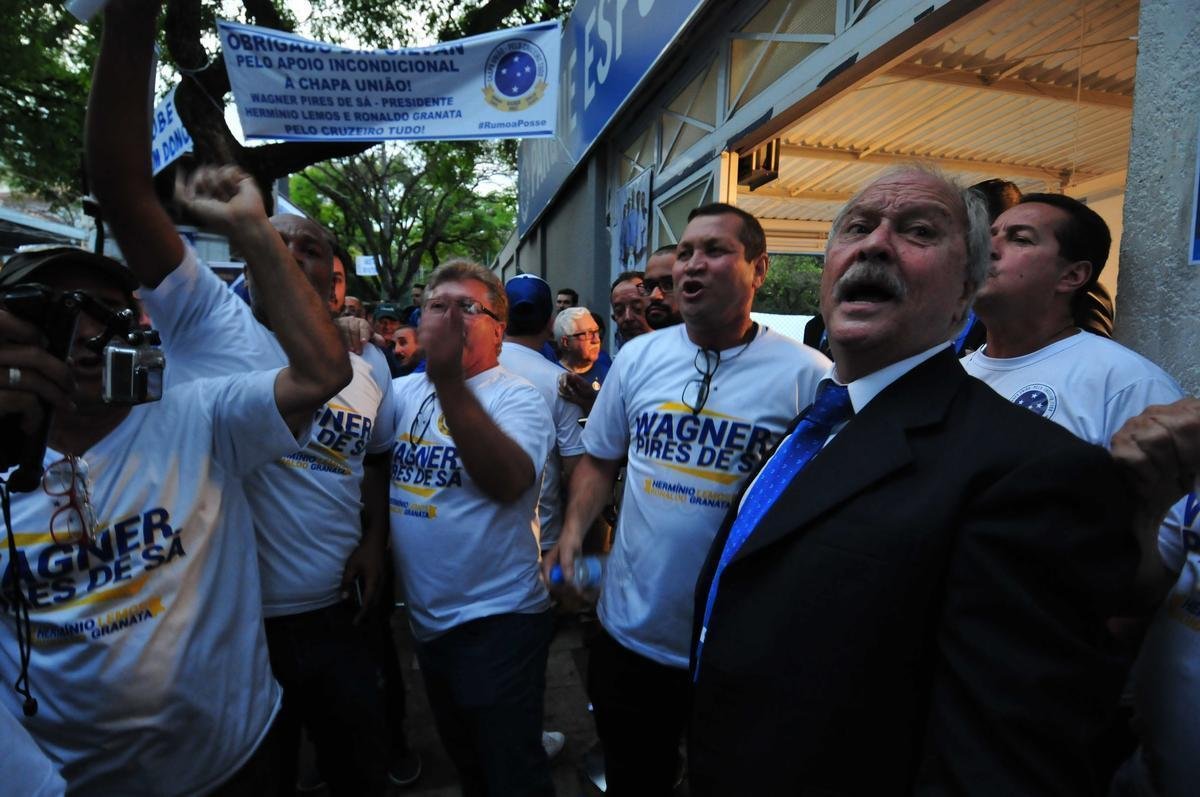 Fotos da eleio presidencial no Cruzeiro. Parque esportivo do Barro Preto, em BH, esteve lotado durante tarde e noite desta segunda-feira