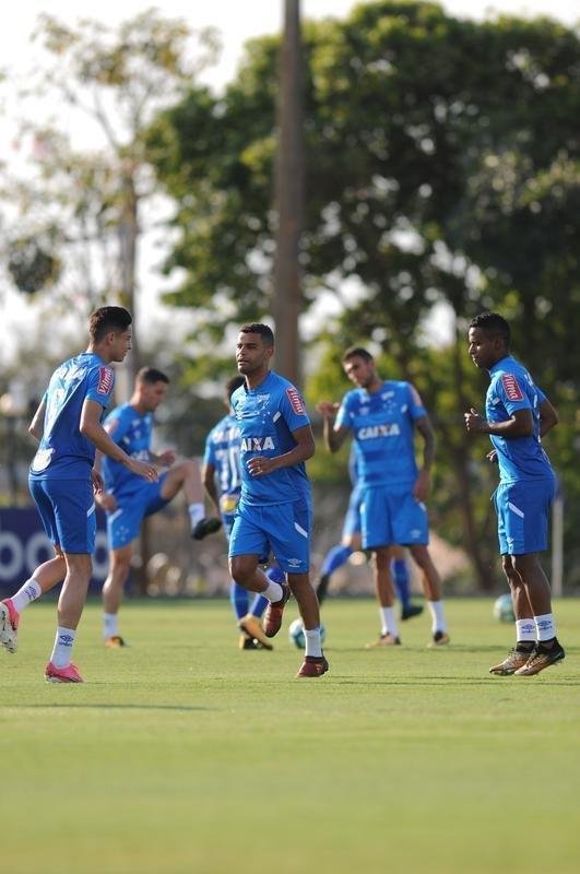 Jogadores do Cruzeiro se reapresentaram nesta sexta-feira, na Toca da Raposa II, aps a conquista do pentacampeonato da Copa do Brasil. Mano j disse que Robinho e Raniel esto vetados para enfrentar o Corinthians no domingo, s 16h, no Mineiro, pelo Brasileiro. Os provveis substitutos sero Rafinha e Rafael Sobis.