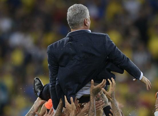 Seleção Brasileira derrota Peru por 3 a 1, conquista Copa América e ergue a taça no Maracanã; veja as fotos da festa do Brasil