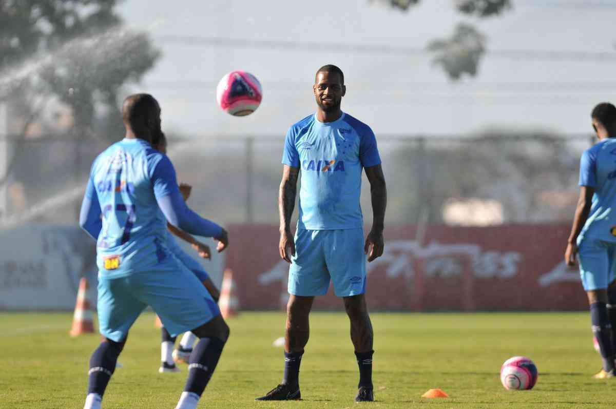 Fotos do treinamento do Cruzeiro desta tera-feira, na Toca II (Alexandre Guzanshe/EM D.A Press)