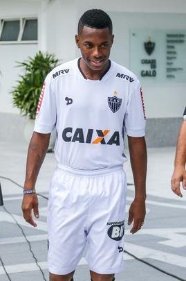 Confira imagens da chegada e da apresentao de Robinho no Atltico