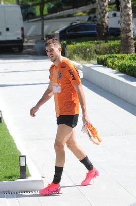 Treino do Atltico nesta segunda-feira, na Cidade do Galo, contou com a volta do meia  Juan Cazares. Direo no chegou a acordo para vend-lo a clube saudita. Tcnico Rafael Dudamel relacionou 23 jogadores para a viagem a Santa Fe, local da estreia na Sul-Americana, quinta-feira, contra o Unin-ARG. Jogador equatoriano ficou fora da lista.