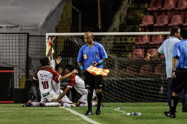 No segundo tempo, o Sport ainda ampliou o placar com Jean Patrick. Porém, com a expulsão do capitão Sander, o Imperatriz tomou a iniciativa do jogo e chegou ao empate com dois gols de Cesinha.
