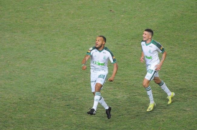 Na etapa final, Amrica desperdiou pnalti cobrado por Felipe Azevedo, mas conseguiu o empate em golao de Patric