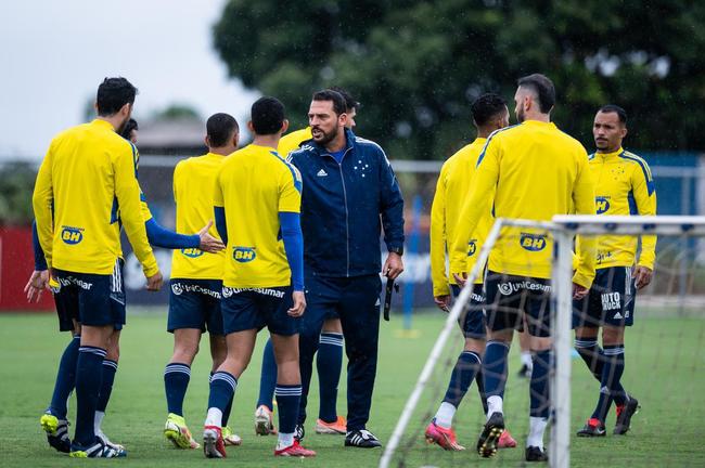 Jogadores do Cruzeiro treinaram na manhã deste domingo na Toca da Raposa II