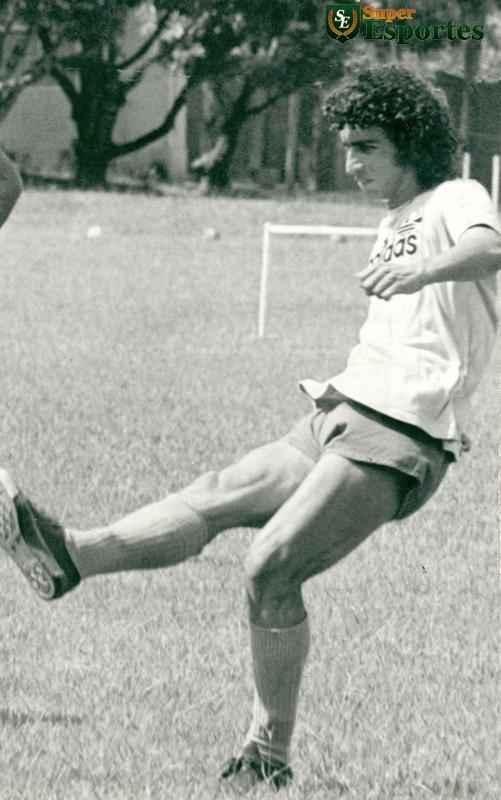 Nelinho treina faltas na Toca da Raposa I em 1975