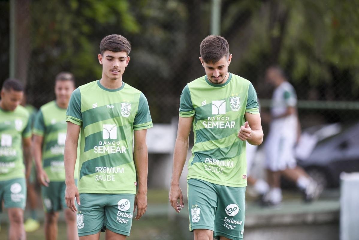 Lisca foi apresentado, conversou com jogadores e assistiu ao treino do América