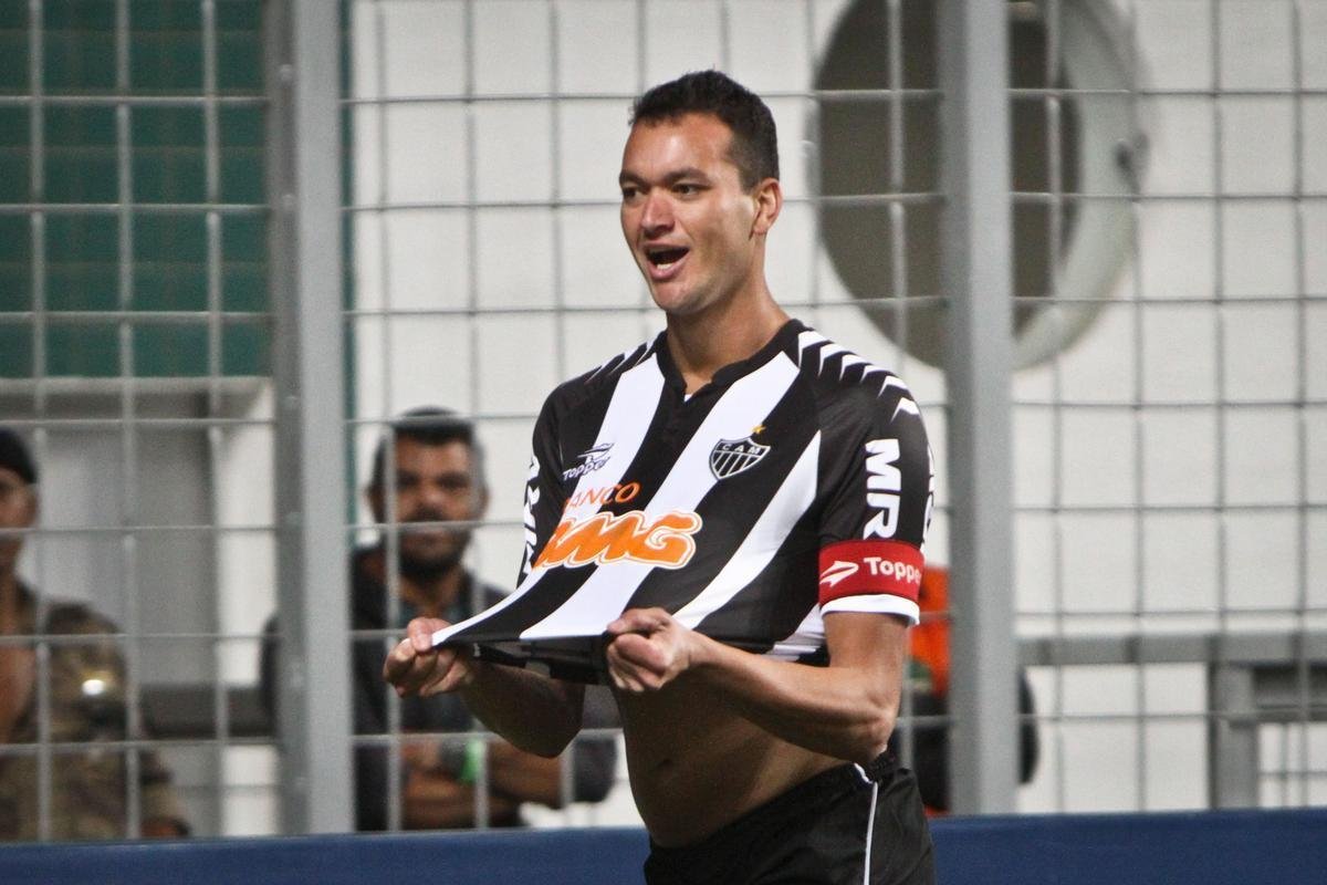 14 - As boas atuaes fizeram com que Rver virasse alvo de outros times do futebol brasileiro no meio de 2012. Corinthians, So Paulo e Grmio demonstraram interesse no zagueiro, que teve permanncia no Atltico garantida. 'No sabia de nada. Fiquei sabendo atravs da imprensa. Se teve alguma coisa foi entre diretoria e procurador. Comigo no teve nada. A gente  igual a marido trado, o ltimo a saber', disse o capito  poca.