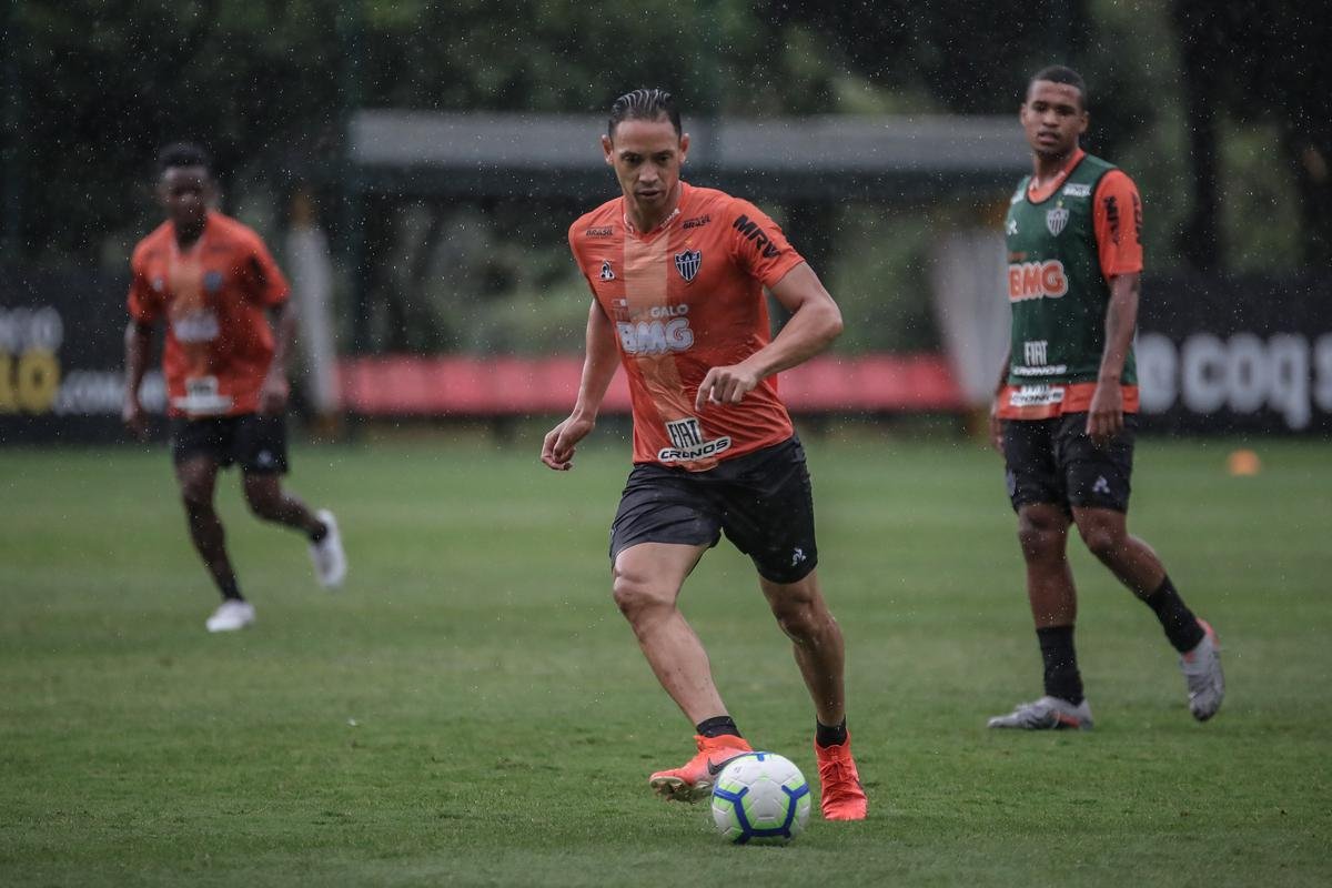 Atltico treina com Victor e Jair em campo; veja fotos