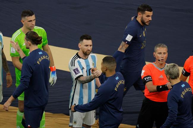 Entrada de Argentina e Frana no campo do Estdio Icnico de Lusail para a final da Copa do Mundo foi um espetculo  parte. Veja fotos do show de fogos, de luzes e da execuo dos hinos nacionais dos dois pases