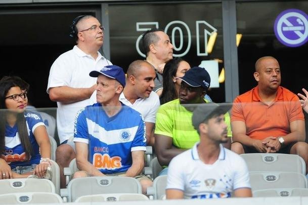 Fotos das torcidas de Cruzeiro e Atltico no Mineiro