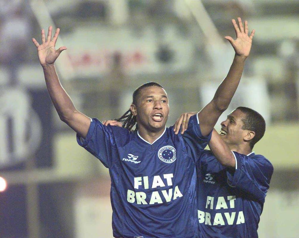 Osas, do Cruzeiro, foi artilheiro da Copa do Brasil de 2000 com 10 gols. O clube conquistou o ttulo naquele ano sobre o So Paulo. Na foto, o atacante em partida contra o Santos.