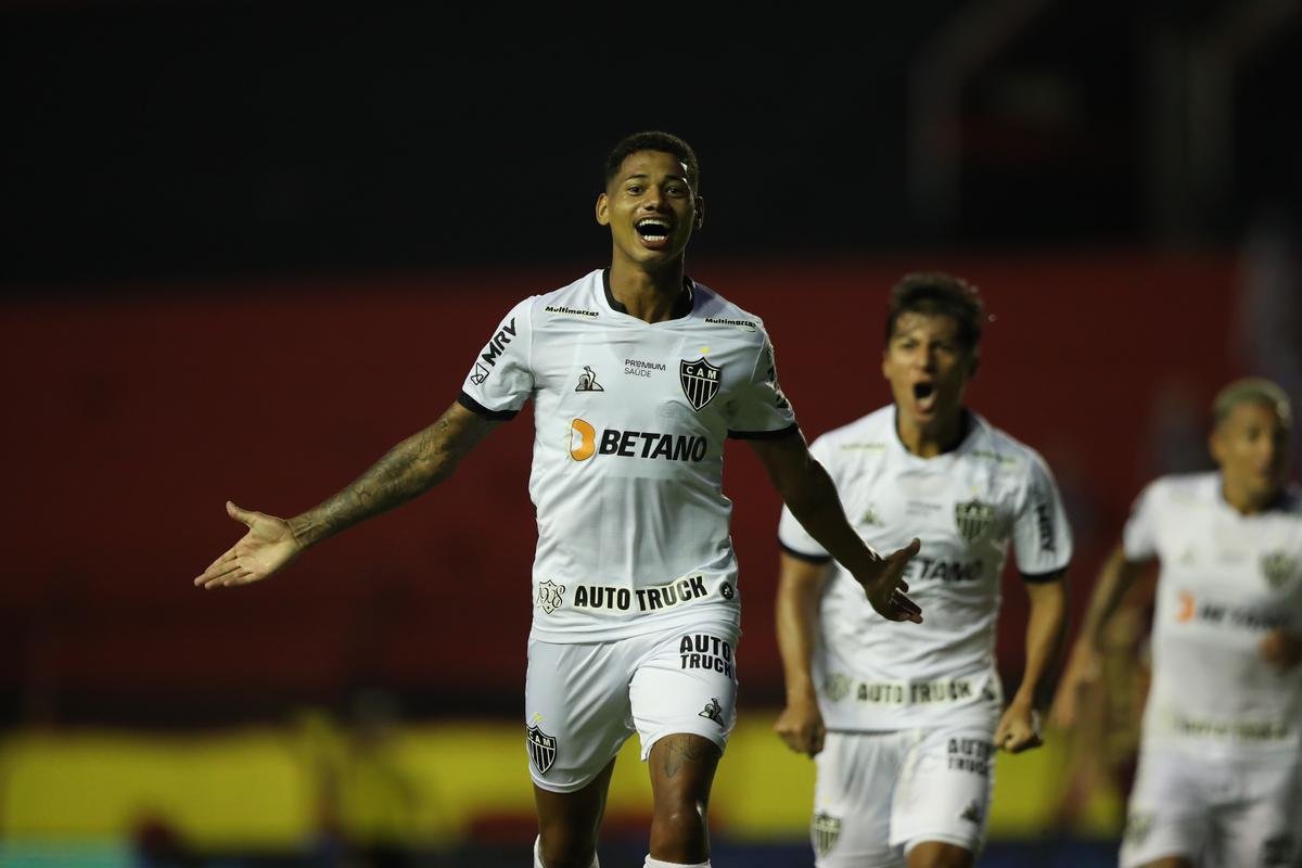 Em duelo pela 37 rodada do Brasileiro, o Atltico vence o Sport, na Ilha do Retiro, por 3 a 2