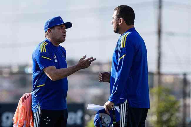 Vanderlei Luxemburgo tenta tirar o time celeste da beira do Z4