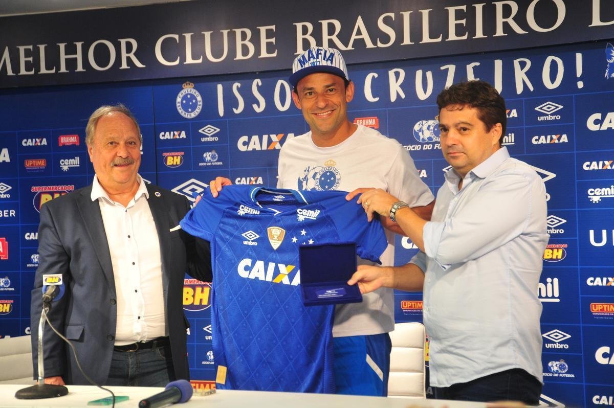 Fred foi apresentado no Cruzeiro pelo presidente Wagner Pires de S e pelo vice Itair Machado