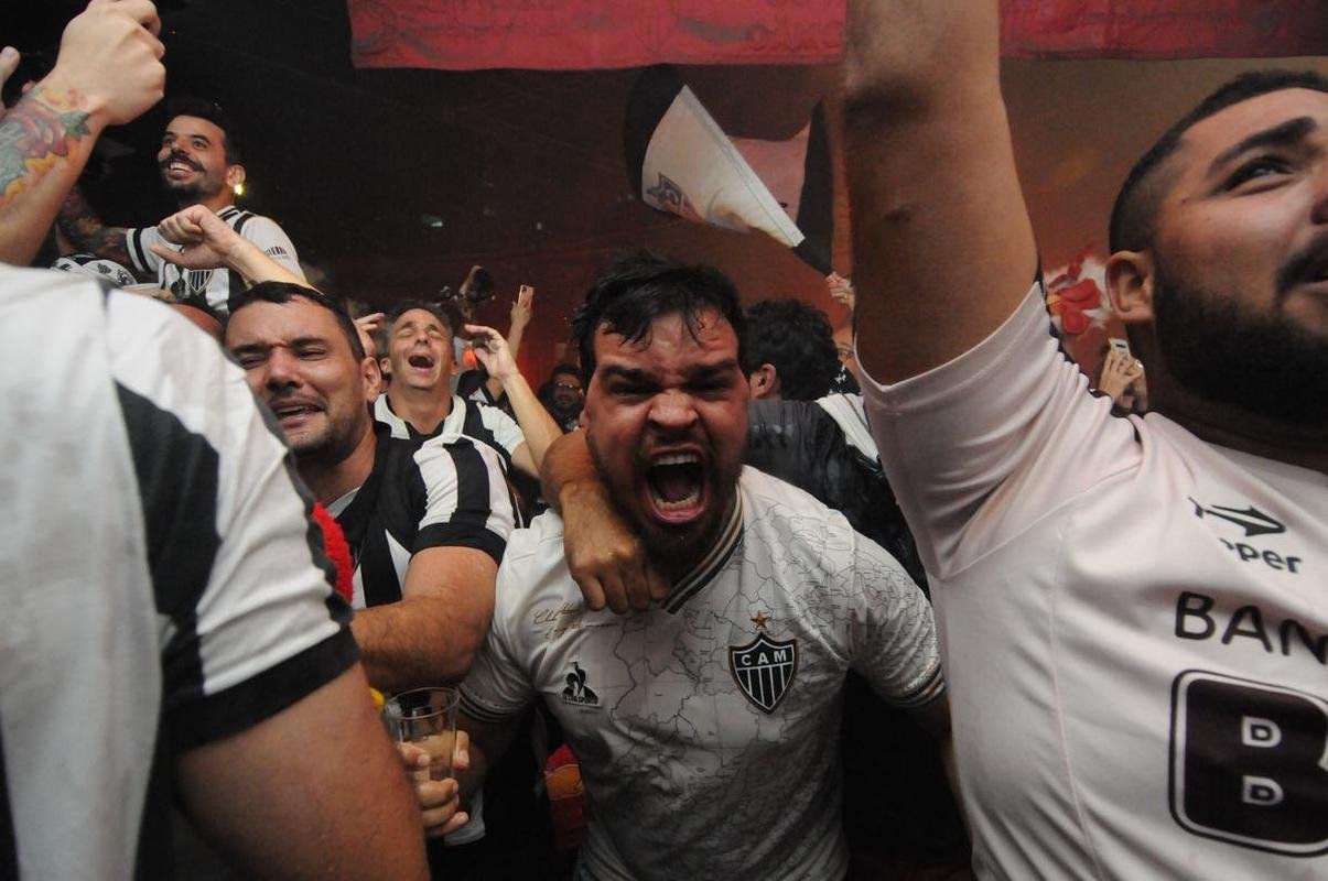 Atleticanos no Bar do Salomo, em BH, durante jogo contra o Bahia. Depois da vitria por 3 a 2 houve muita festa pelo ttulo brasileiro