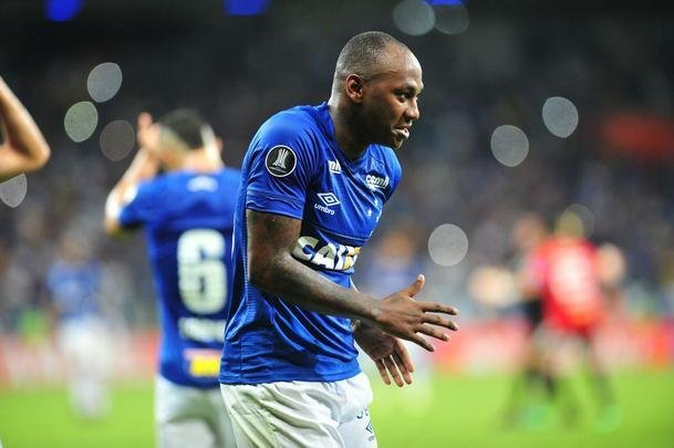 Sass marcou de pnalti e deu a tradicional sarrada no ar: Cruzeiro 3 a 0